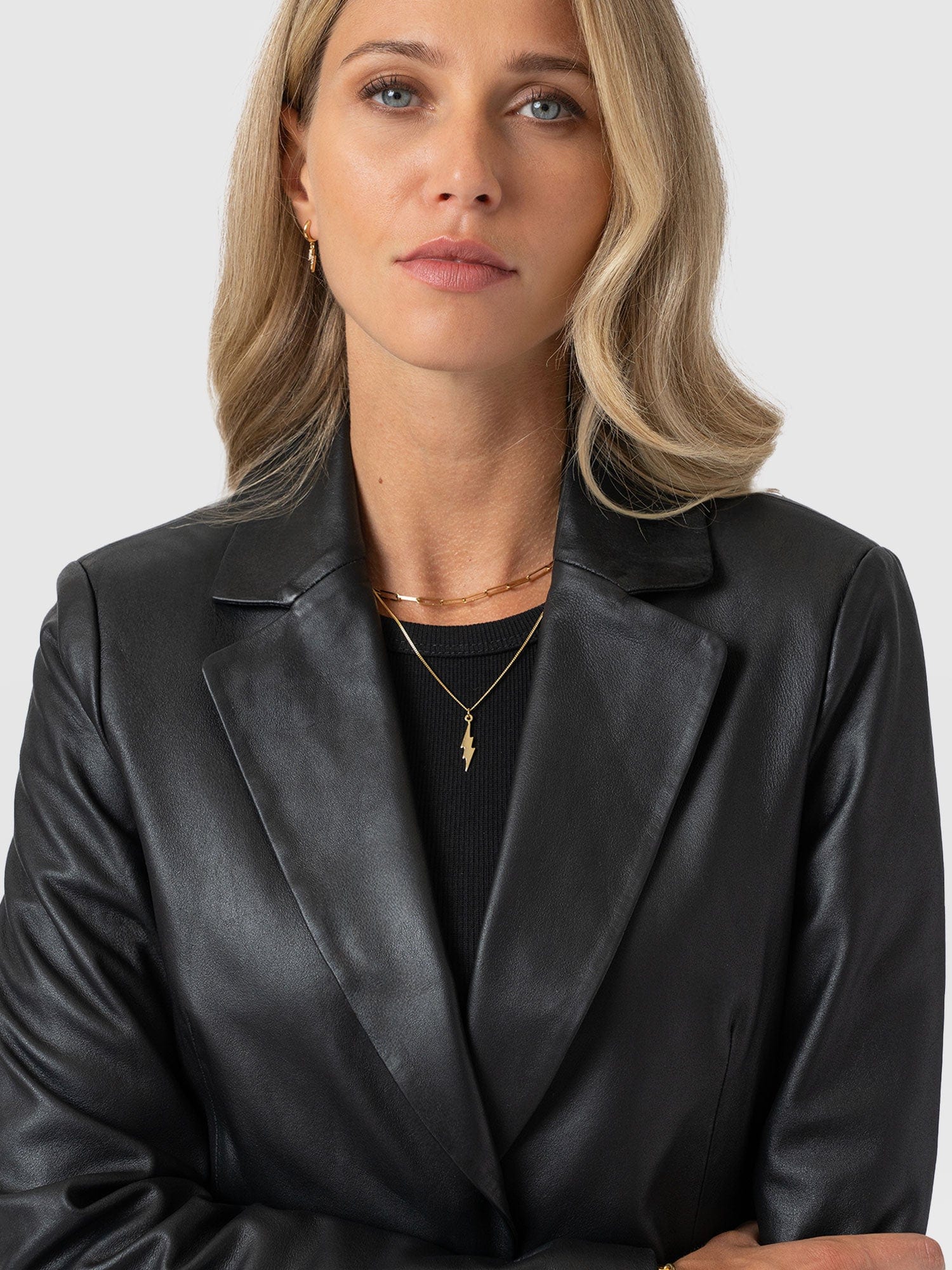 1008-axel-single-breasted-blazer-black-leather-1.webp
