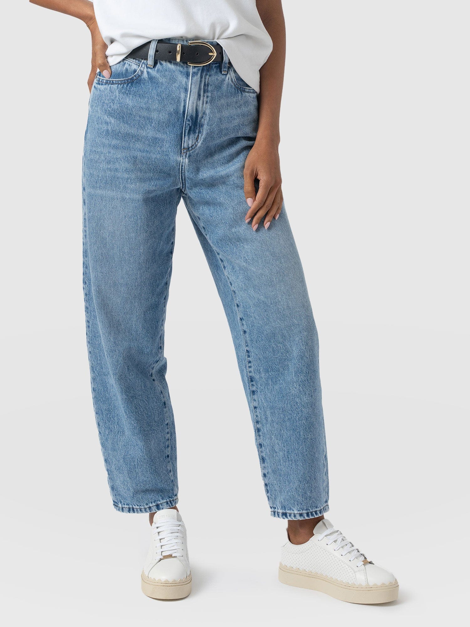 1044-barrel-leg-jean-mid-blue-1.webp