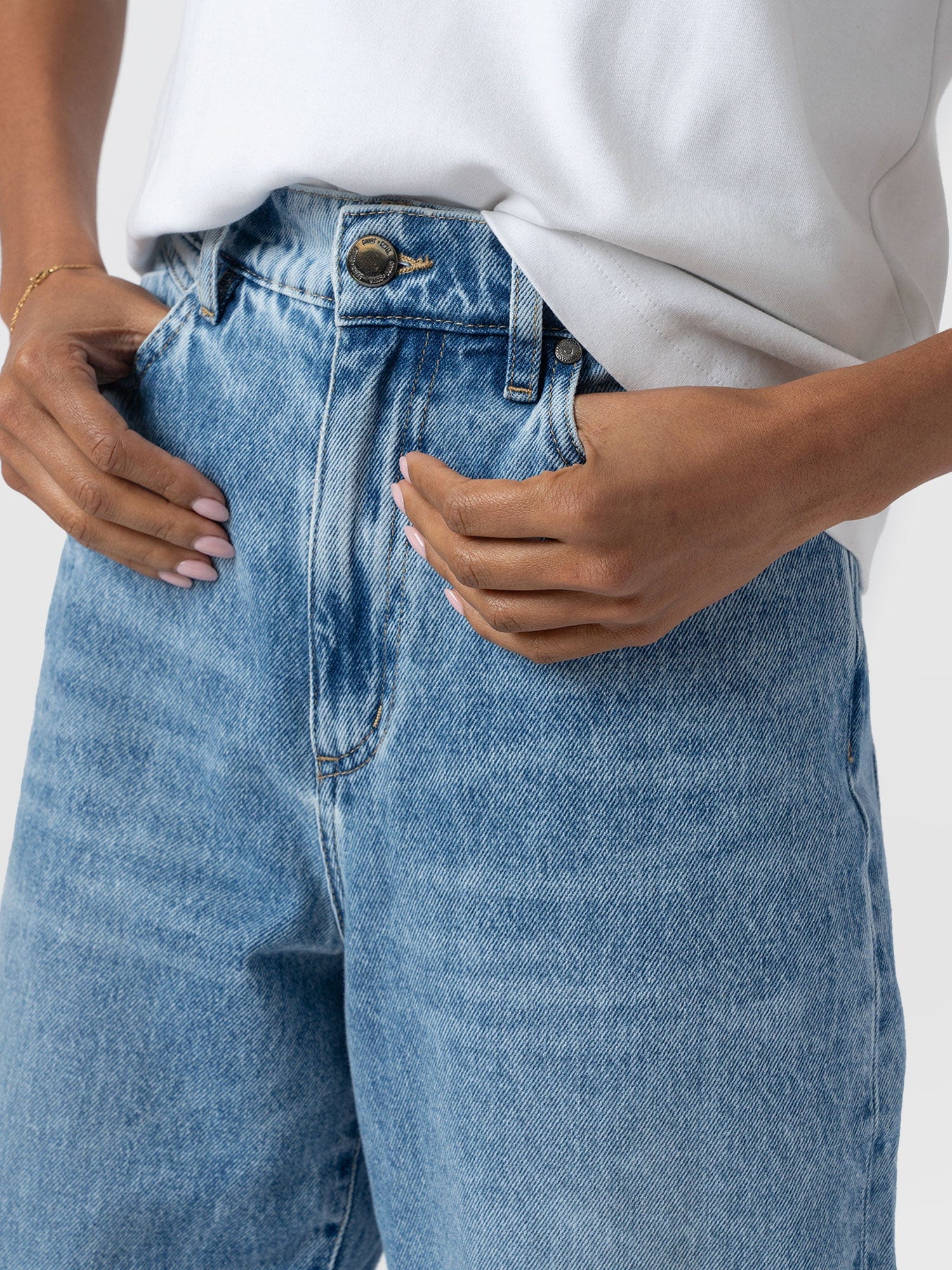 1044-barrel-leg-jean-mid-blue-1.webp