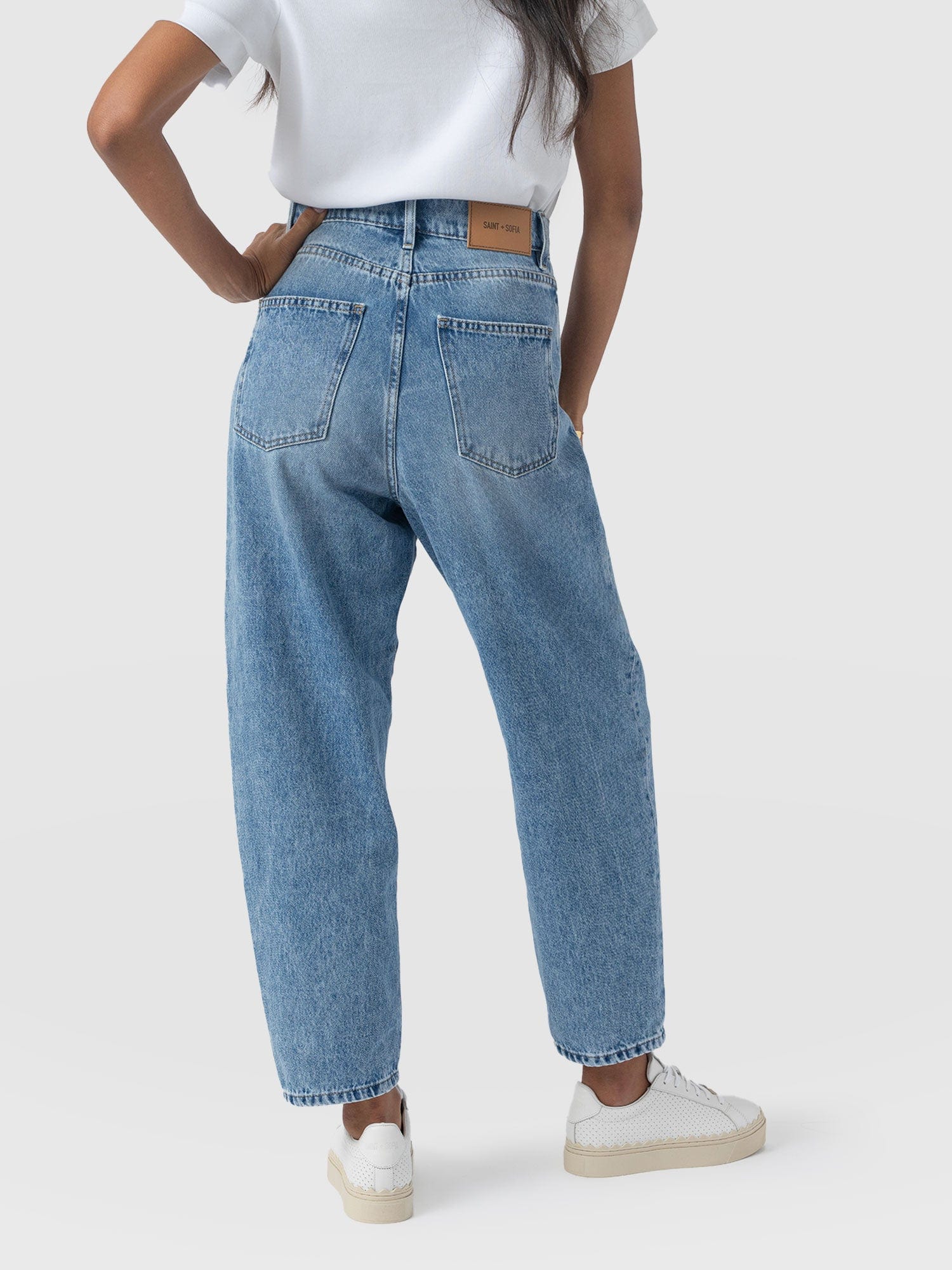 1044-barrel-leg-jean-mid-blue-1.webp