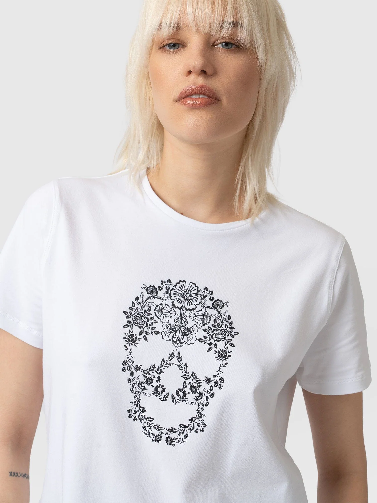 1328-boyfriend-tee-white-skull-1.webp