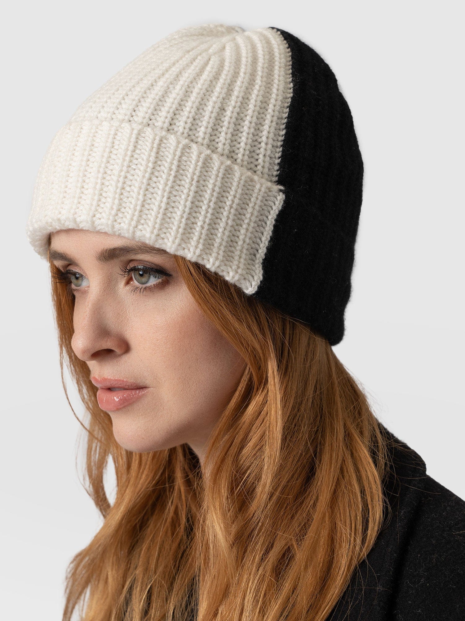 1745-cashmere-beanie-cream-black-1.webp