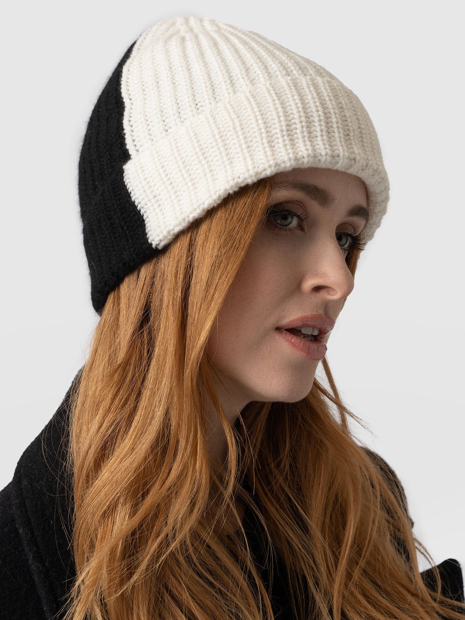1745-cashmere-beanie-cream-black-1.webp