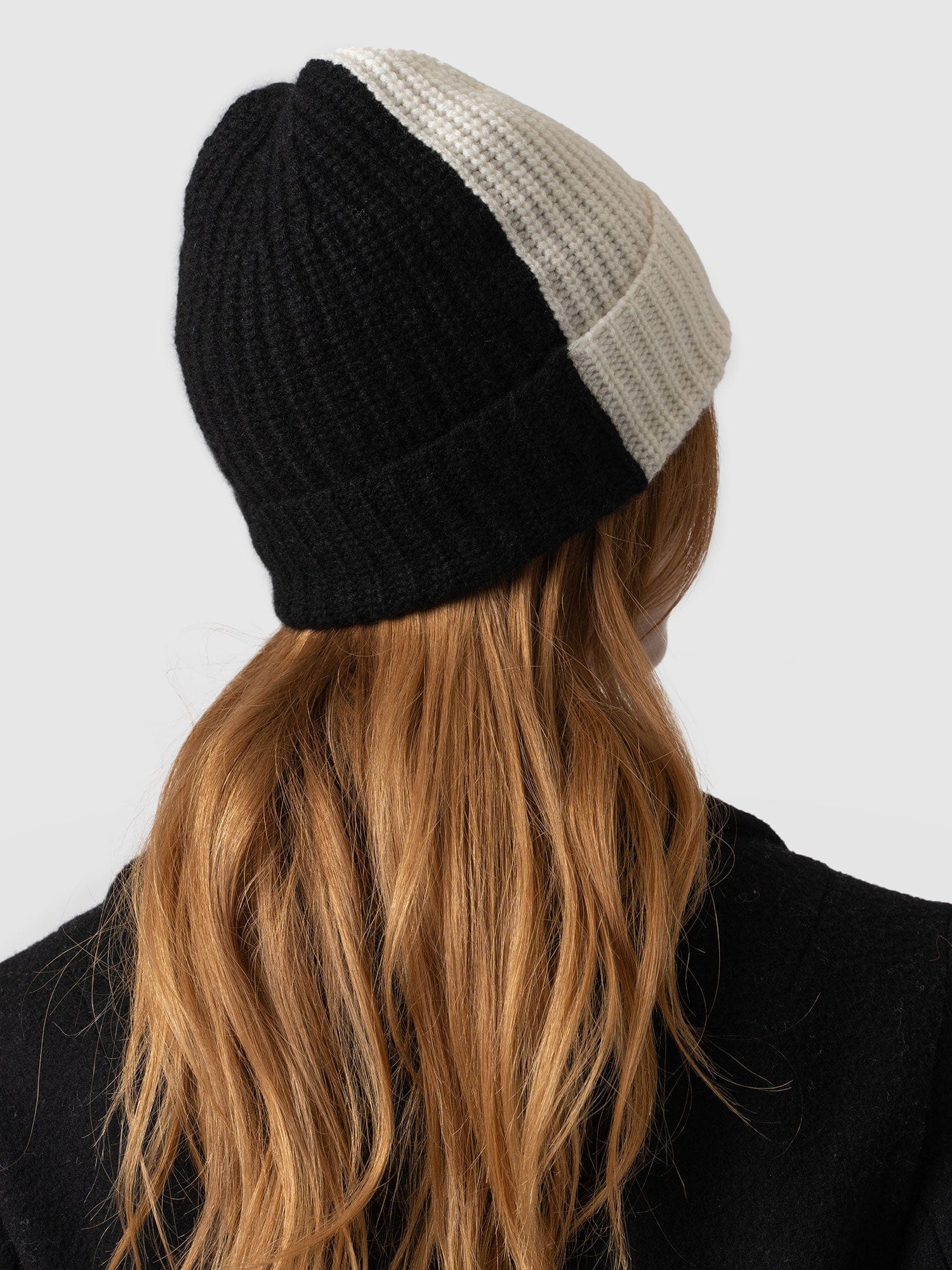 1745-cashmere-beanie-cream-black-1.webp