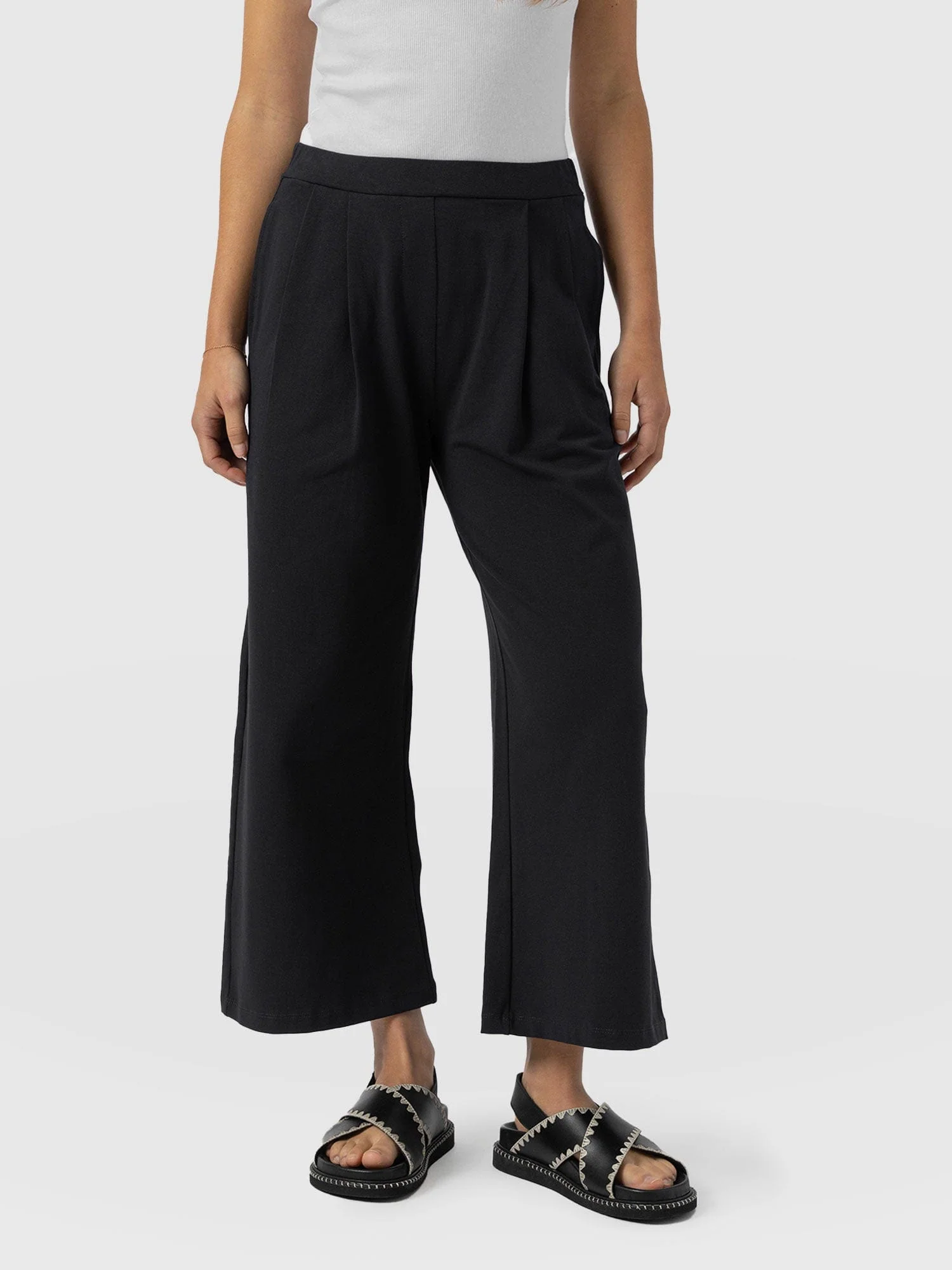 1942-city-culotte-black-pleats-1.webp