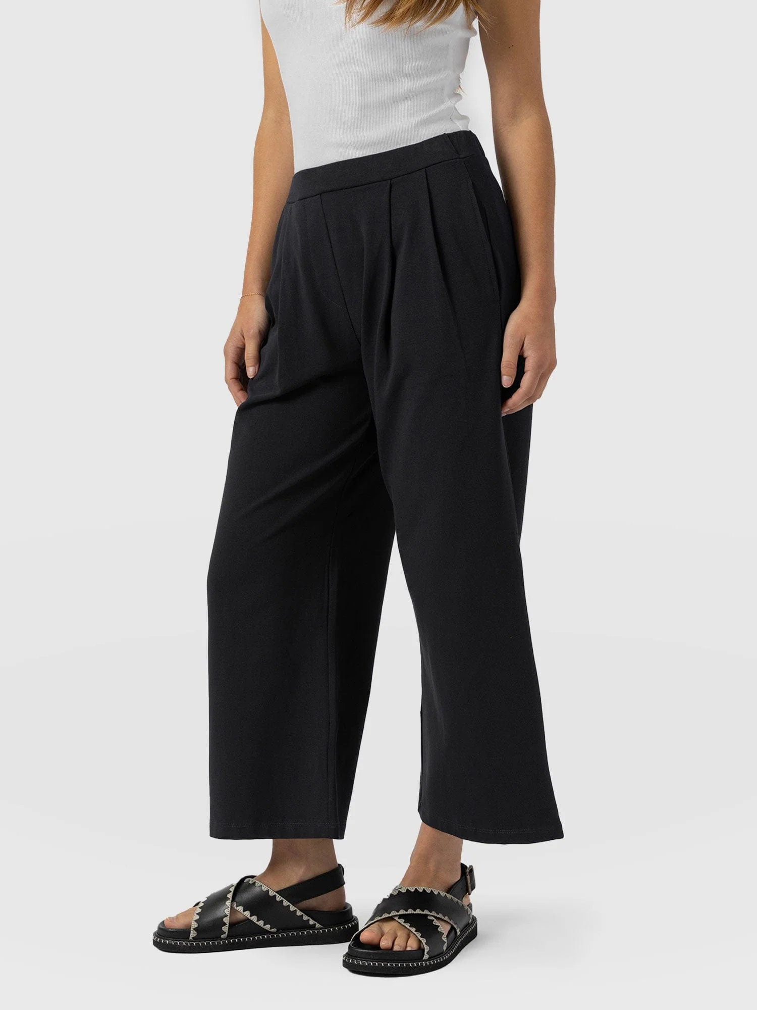 1942-city-culotte-black-pleats-1.webp