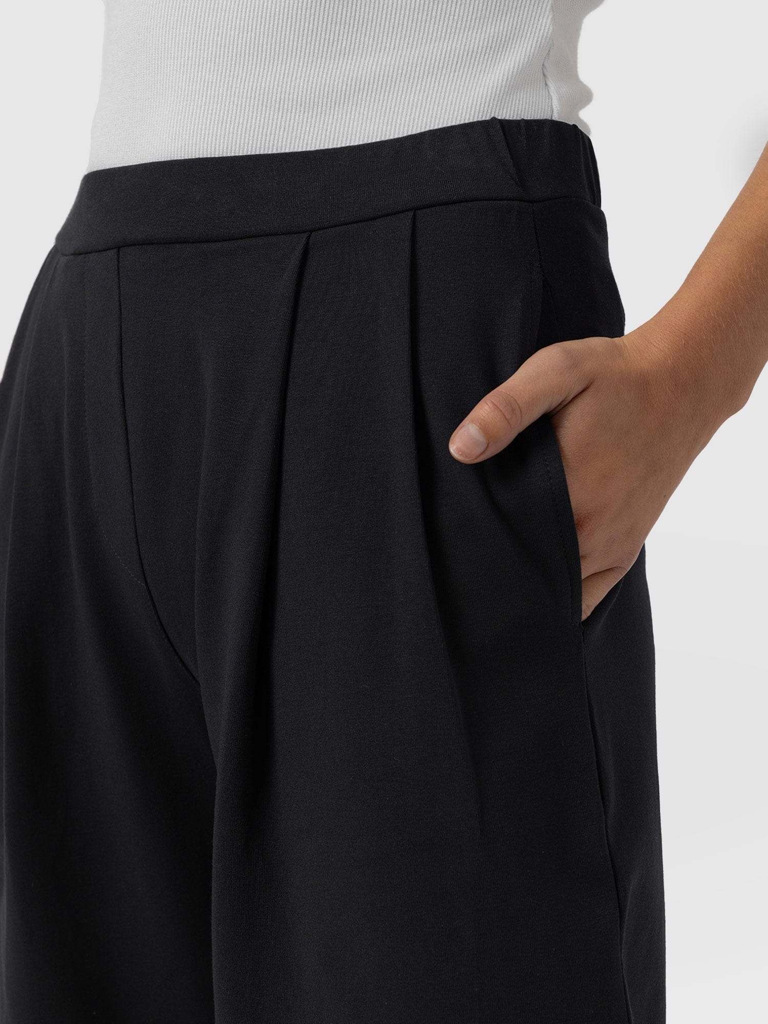 1942-city-culotte-black-pleats-1.webp
