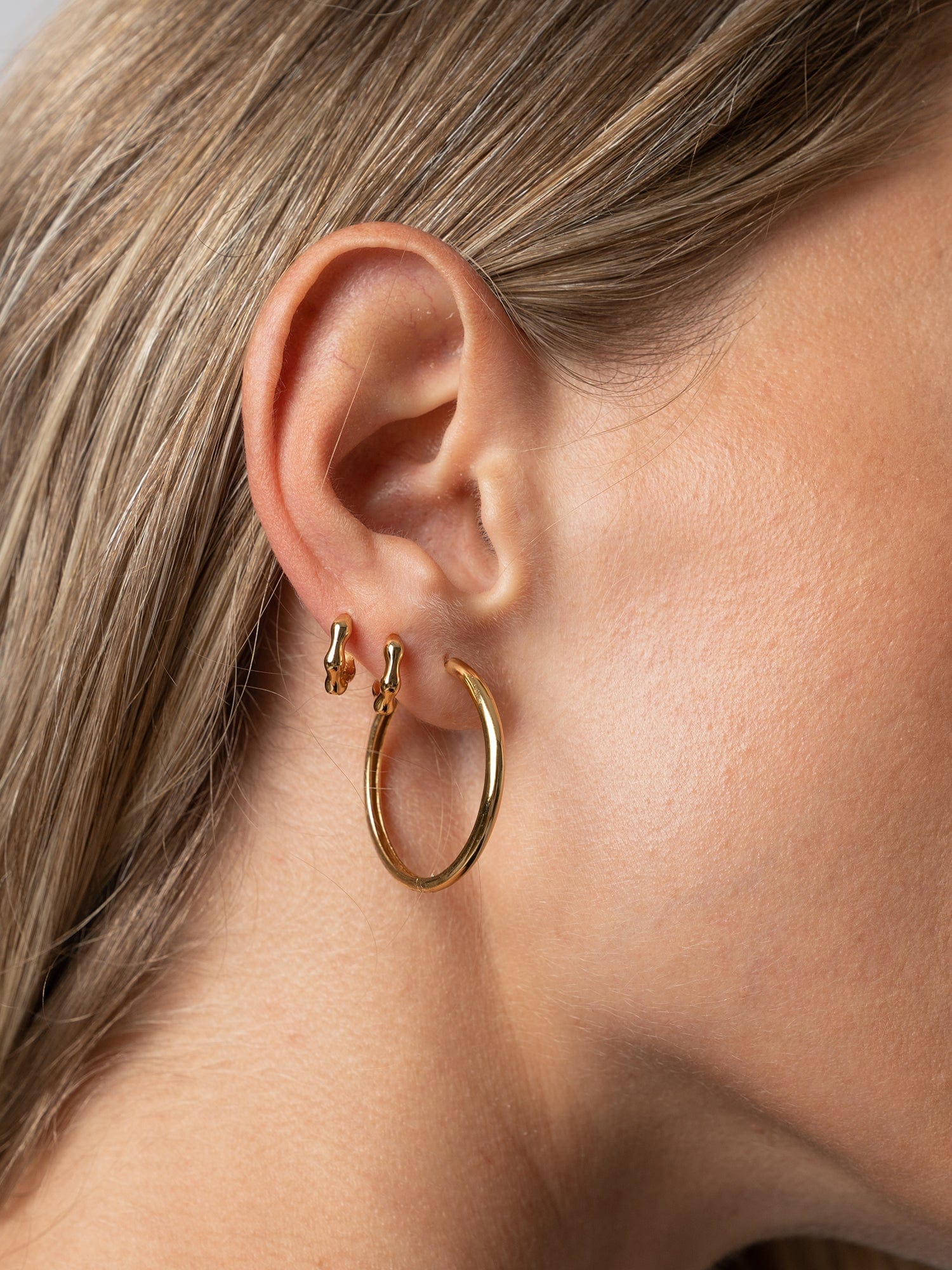 1962-classic-hoop-earrings-gold-1.webp