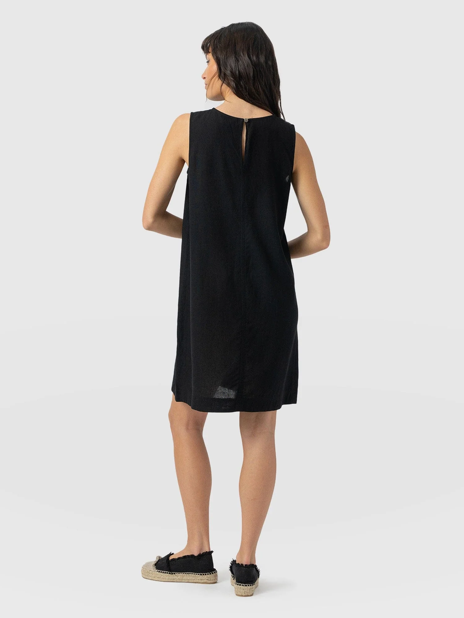2078-corinne-linen-shift-dress-black-1.webp