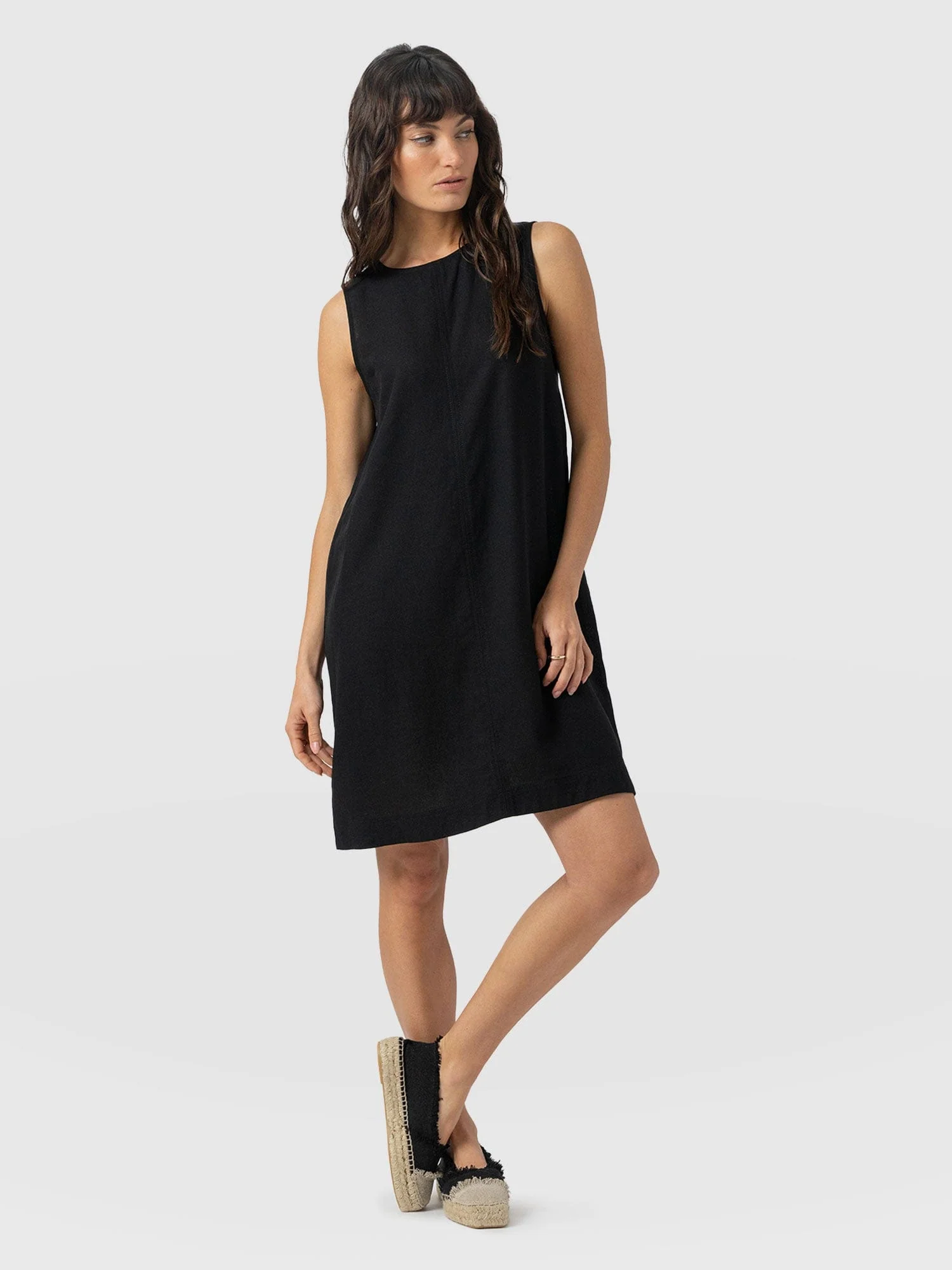 2078-corinne-linen-shift-dress-black-1.webp
