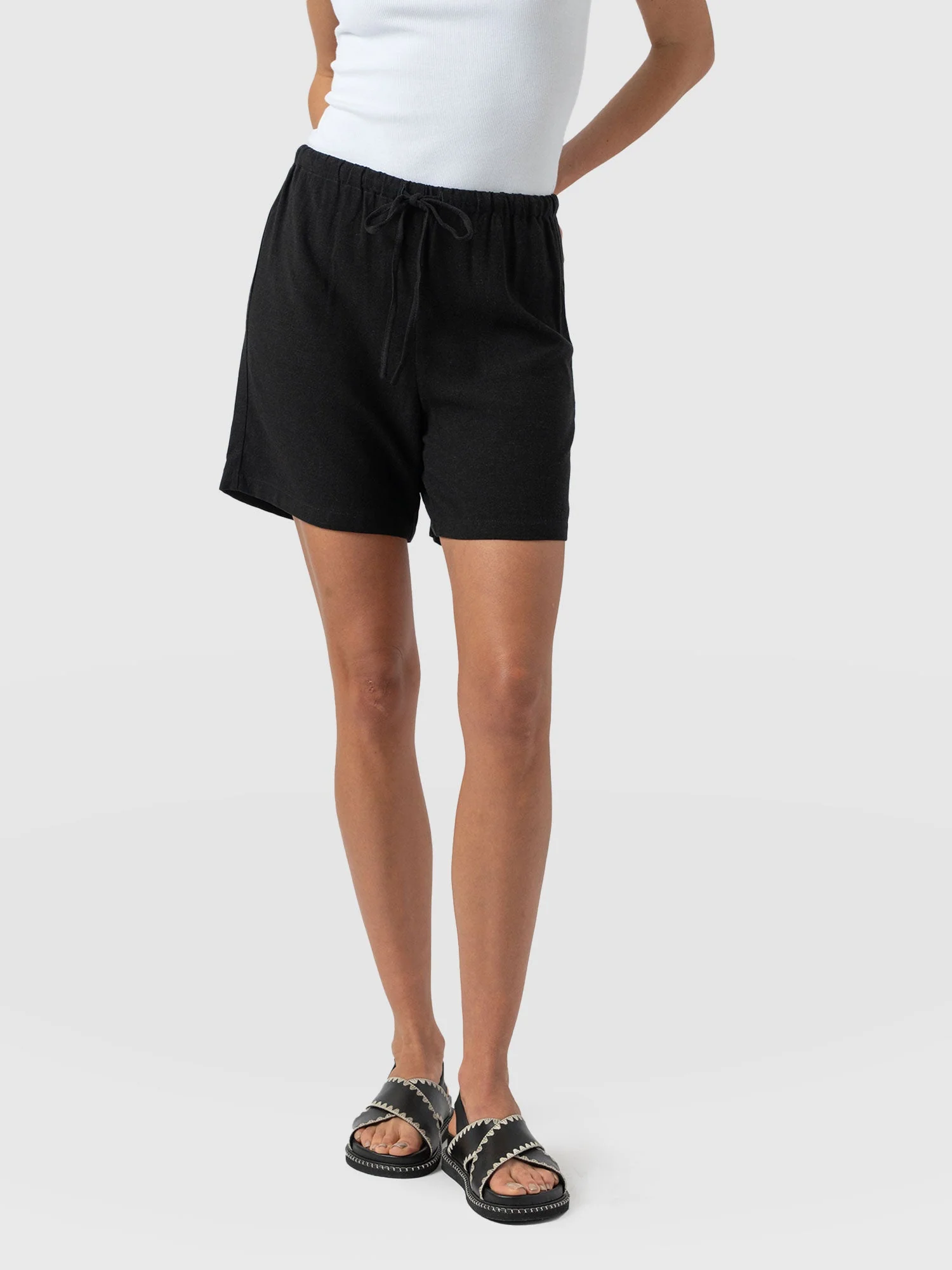 2098-corinne-linen-short-black-1.webp