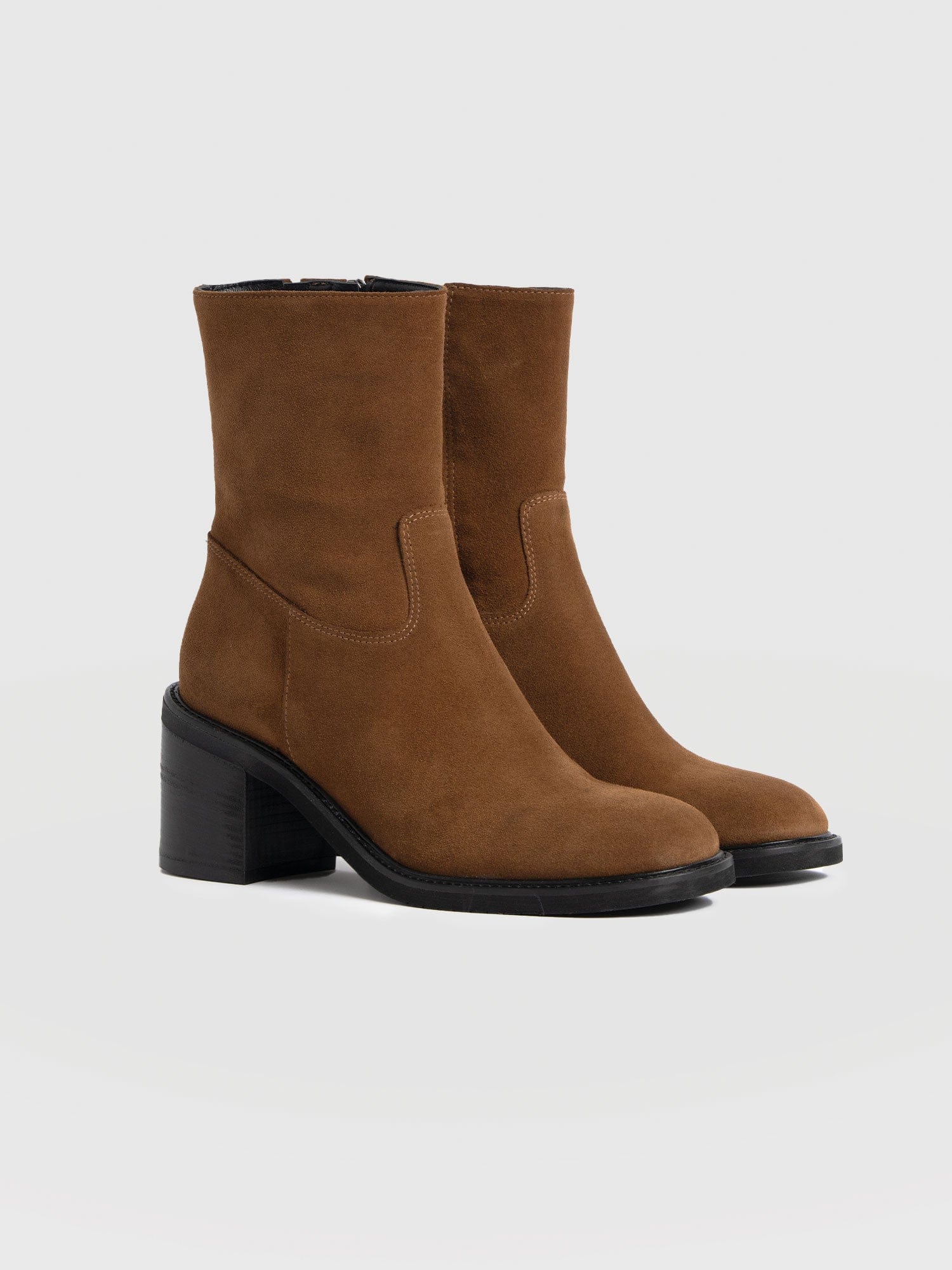 2402-dakota-ankle-boot-camel-suede-1.webp
