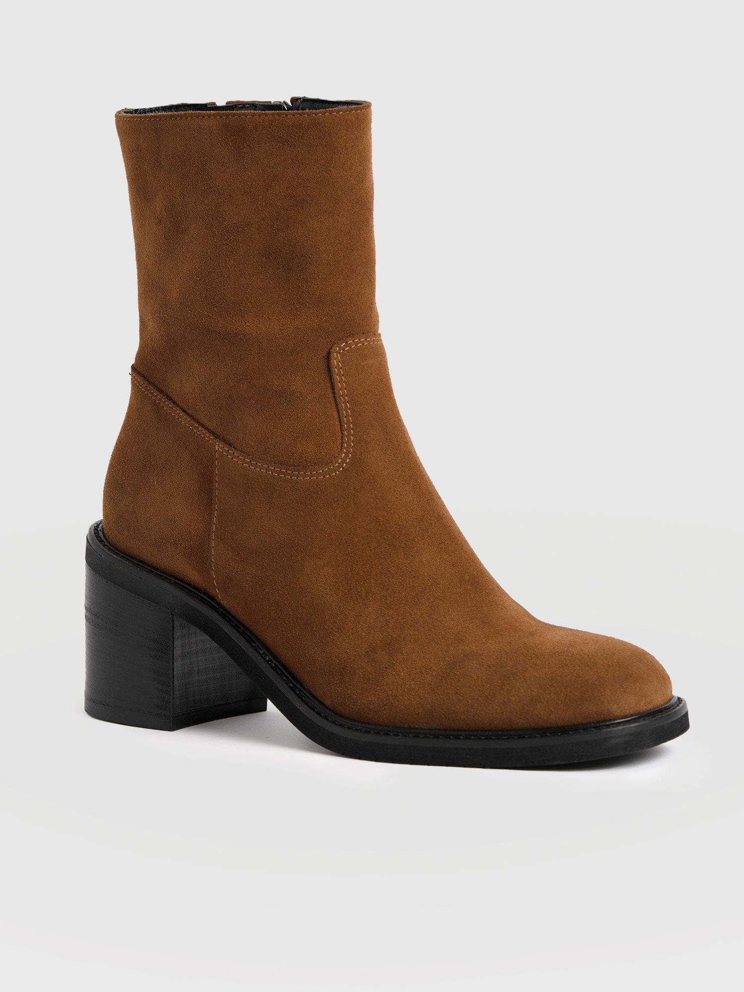 2402-dakota-ankle-boot-camel-suede-1.webp