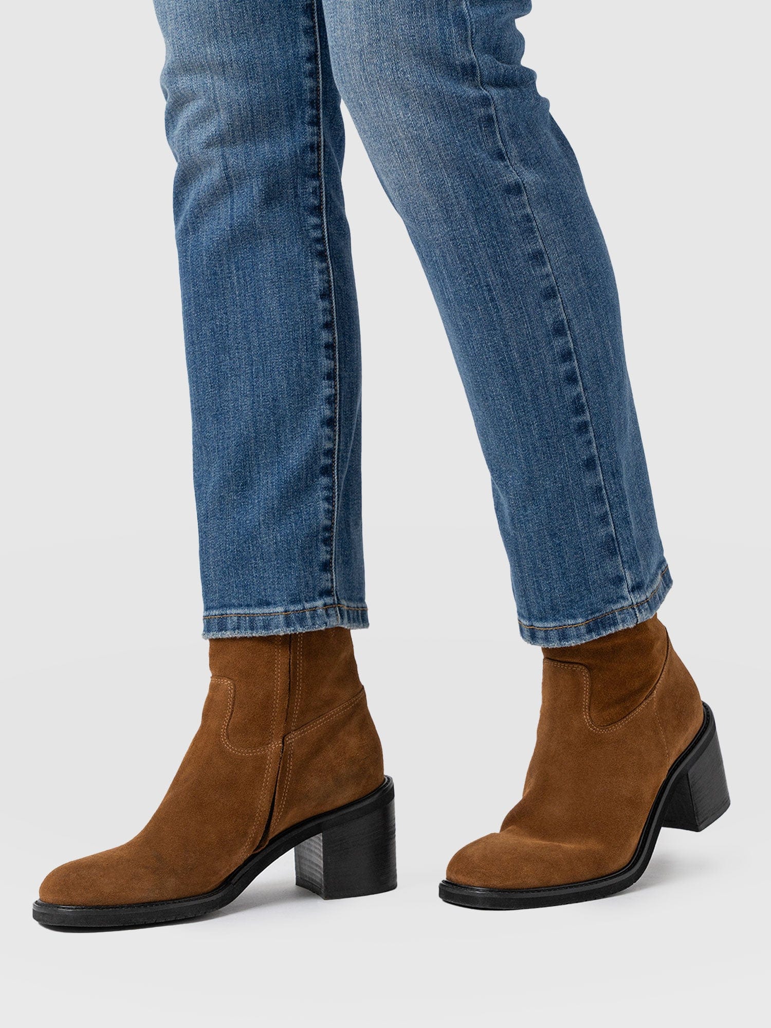 2402-dakota-ankle-boot-camel-suede-1.webp
