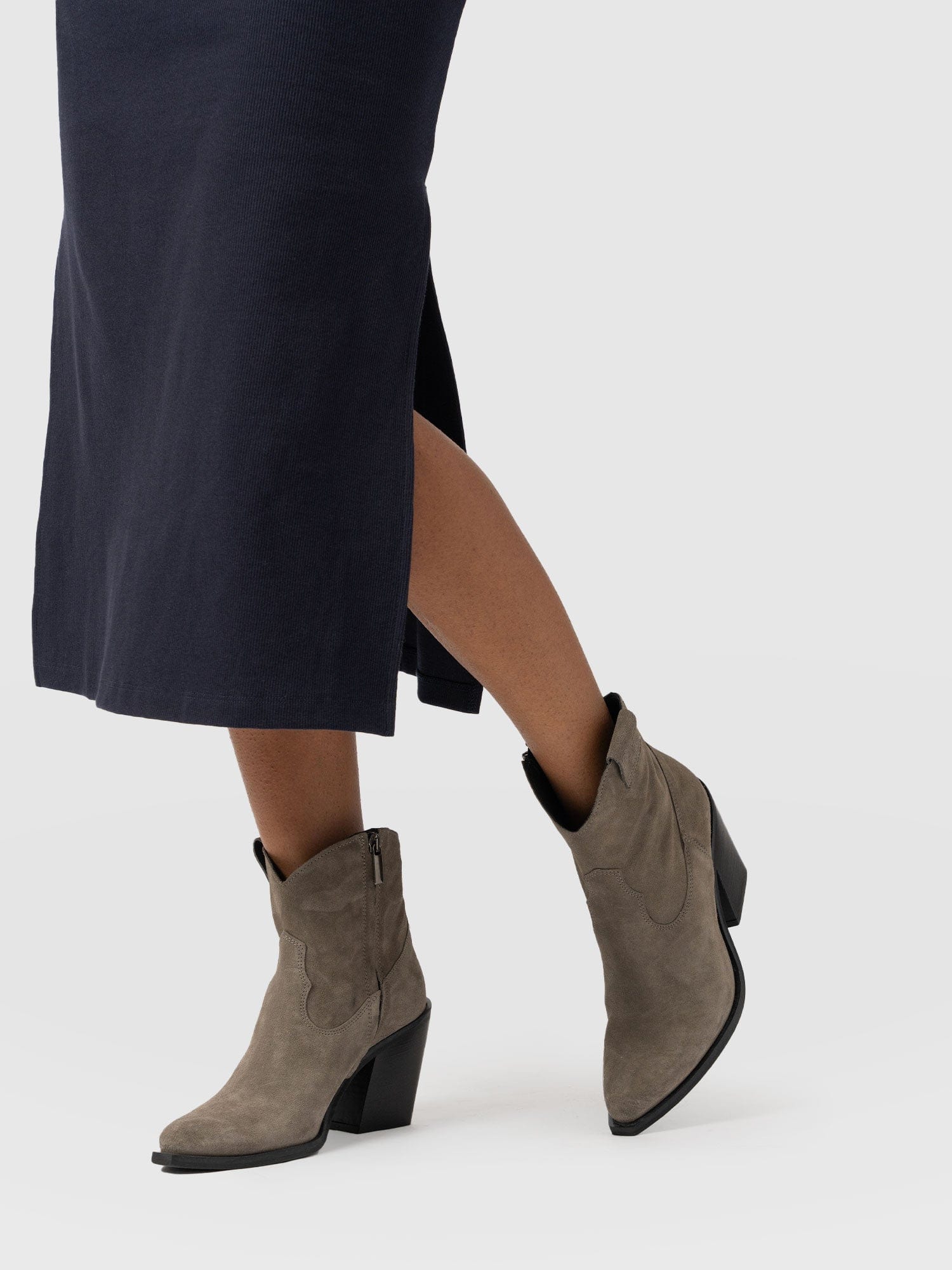 2466-dallas-mid-boot-taupe-1.webp