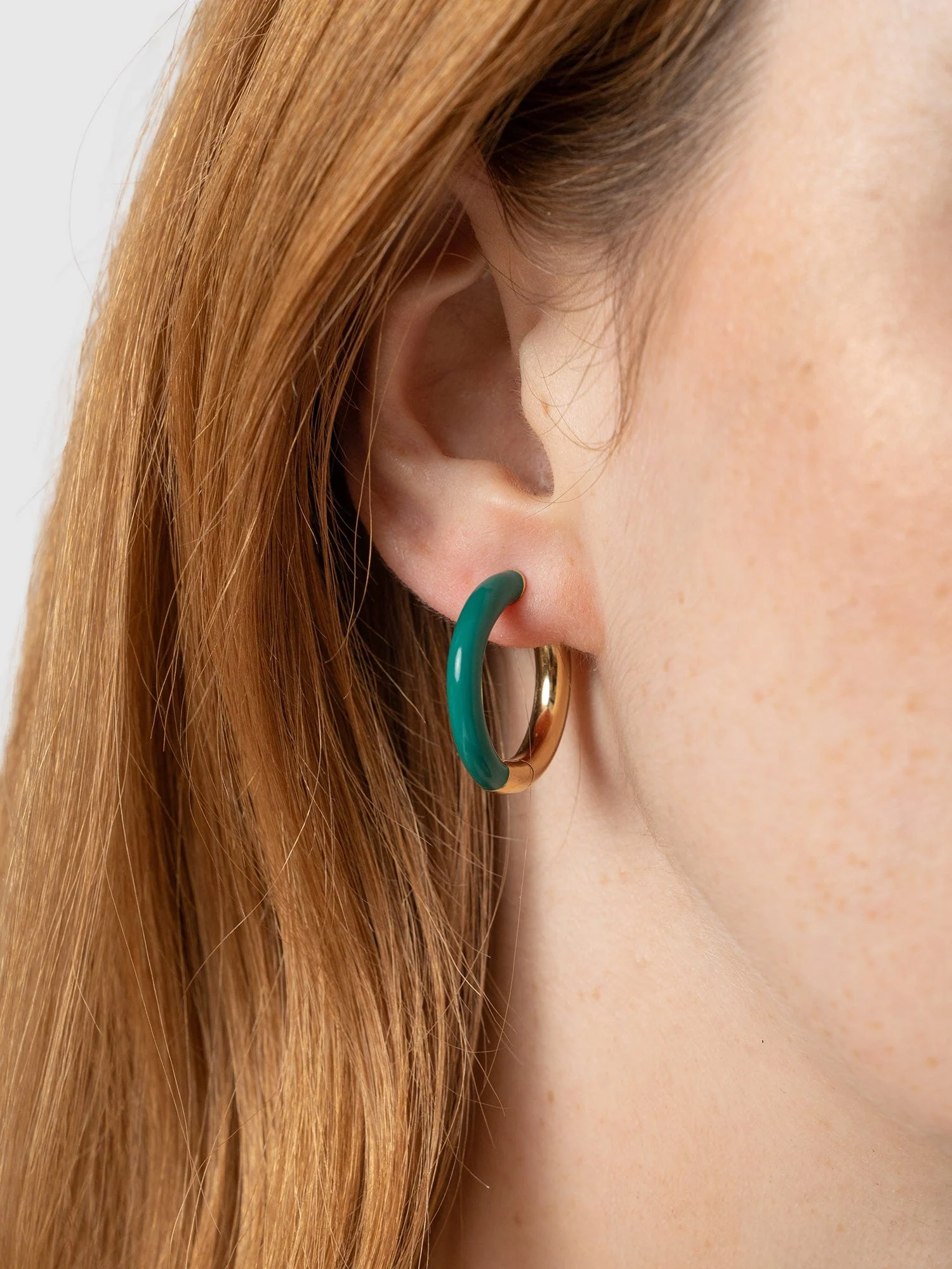 3444-gold-enamel-hoop-earrings-gold-green-1.webp