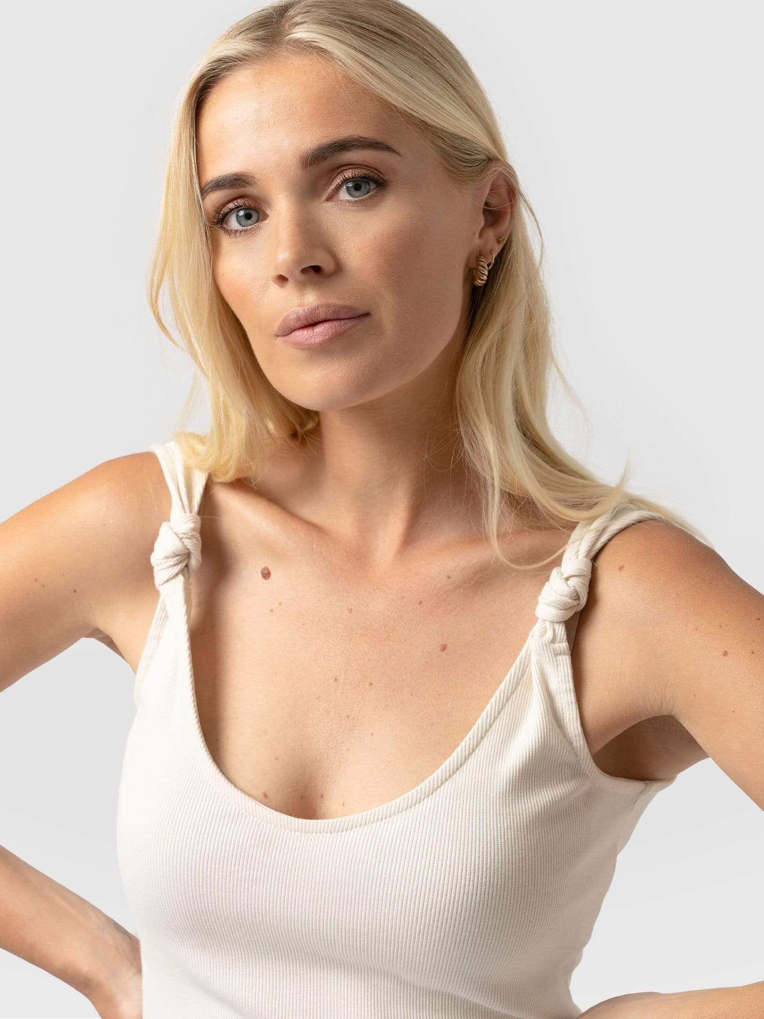 4211-knot-vest-rib-cream-1.jpg