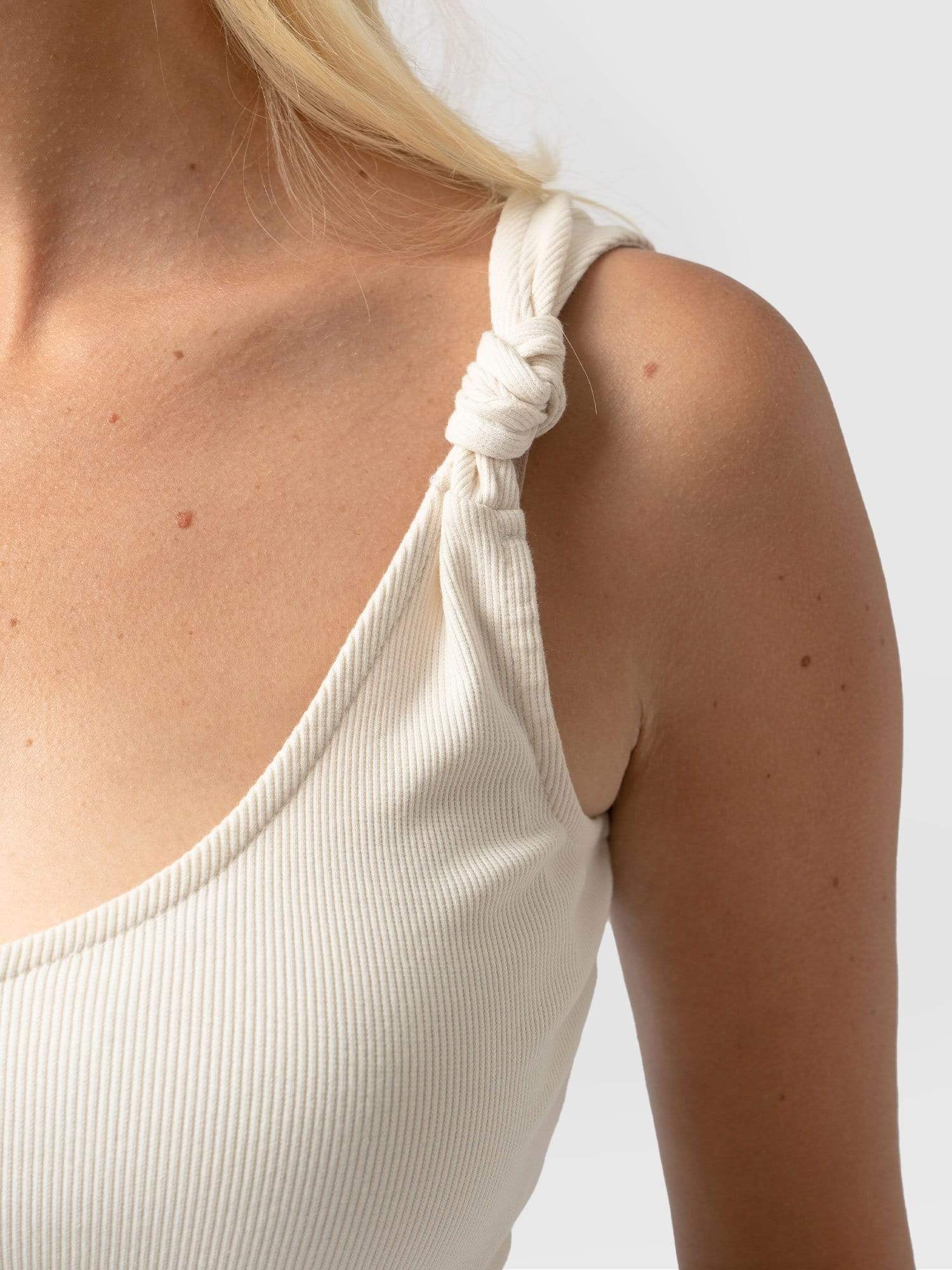 4211-knot-vest-rib-cream-1.jpg