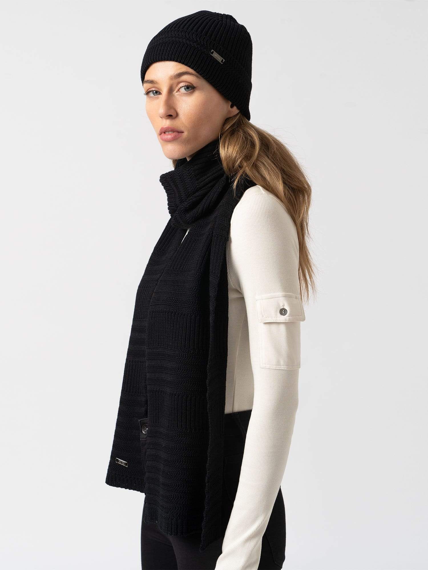 4683-merino-beanie-black-1.webp