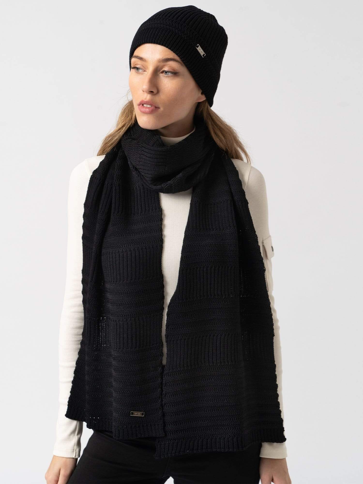 4683-merino-beanie-black-1.webp