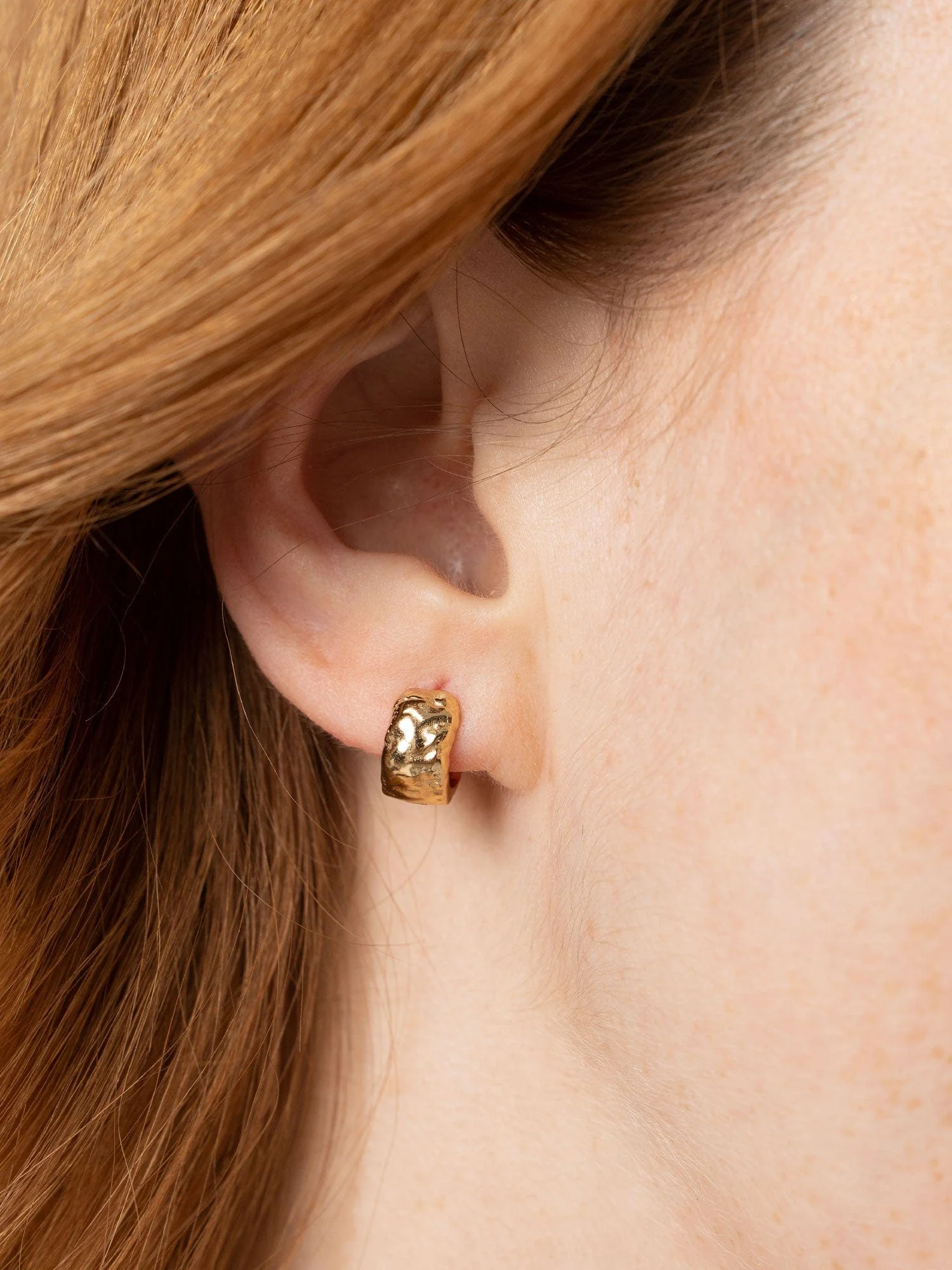 4743-molten-huggie-earrings-gold-1.webp