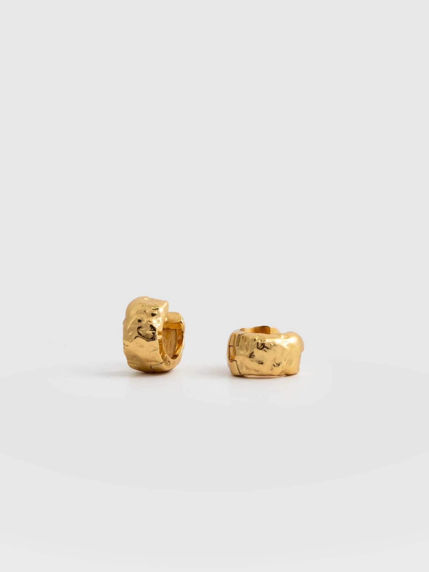 4743-molten-huggie-earrings-gold-1.webp