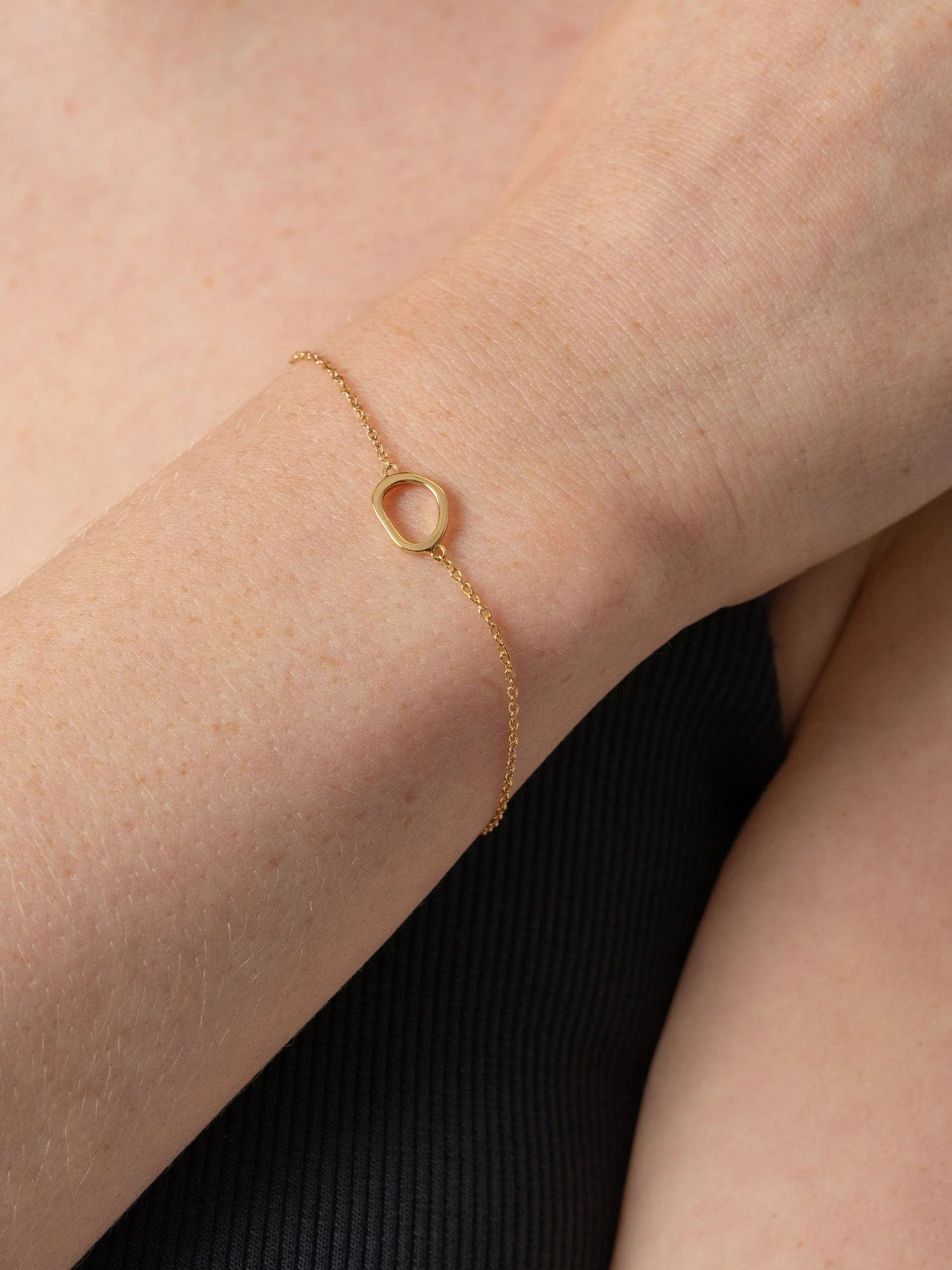 4994-organic-open-oval-bracelet-gold-1.webp