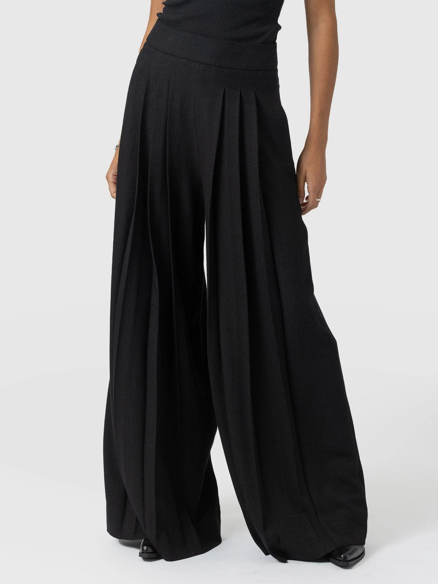 4997-oriya-pleated-wide-leg-pant-black-1.webp
