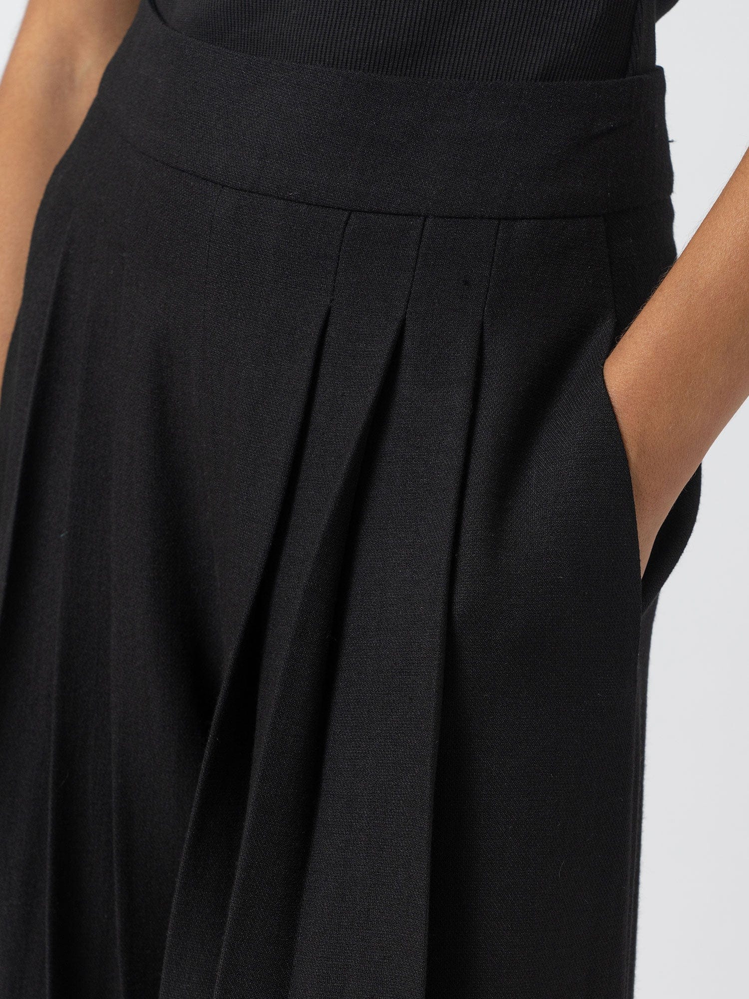 4997-oriya-pleated-wide-leg-pant-black-1.webp