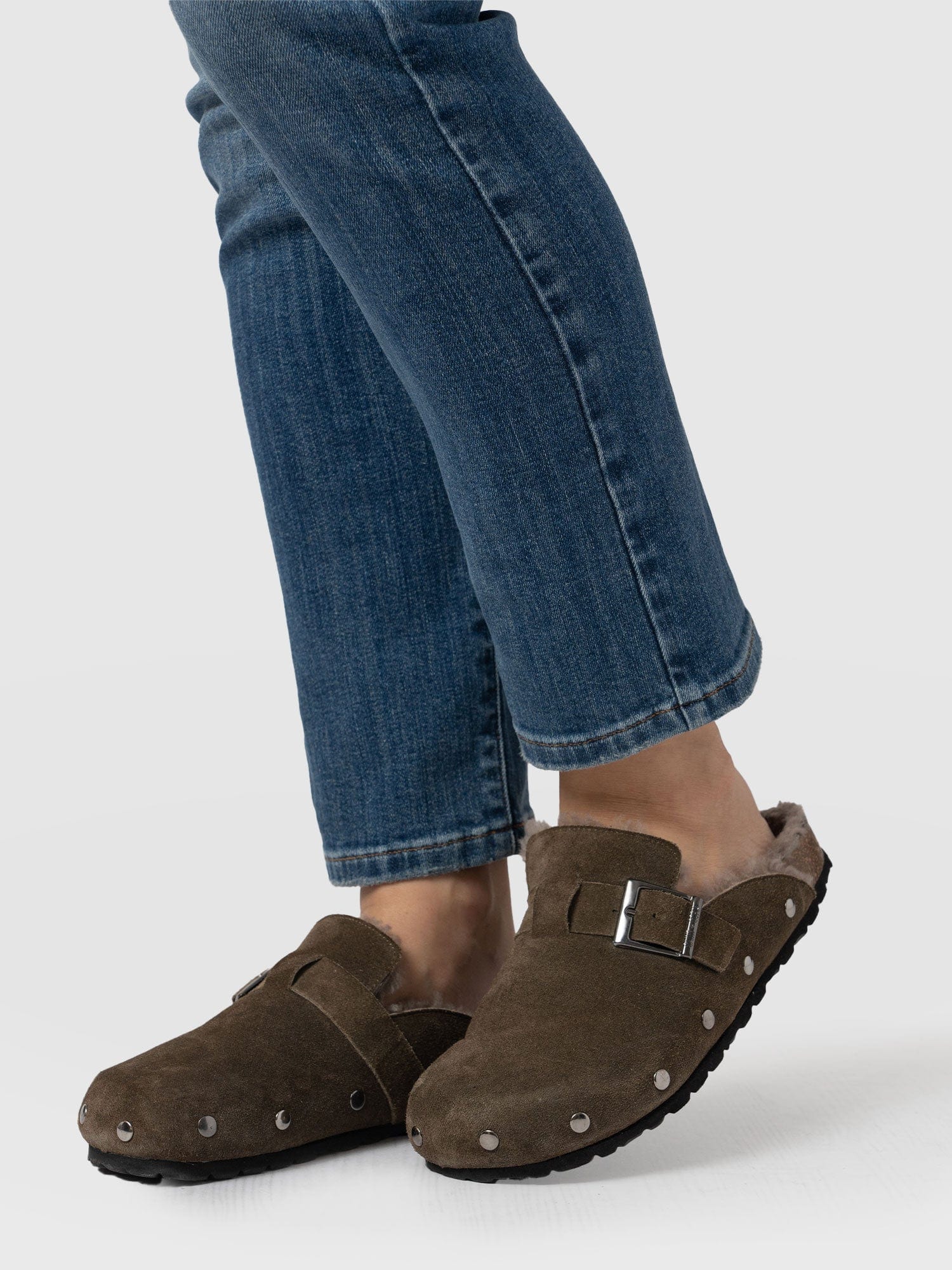 6536-studded-clogs-khaki-shearling-1.webp