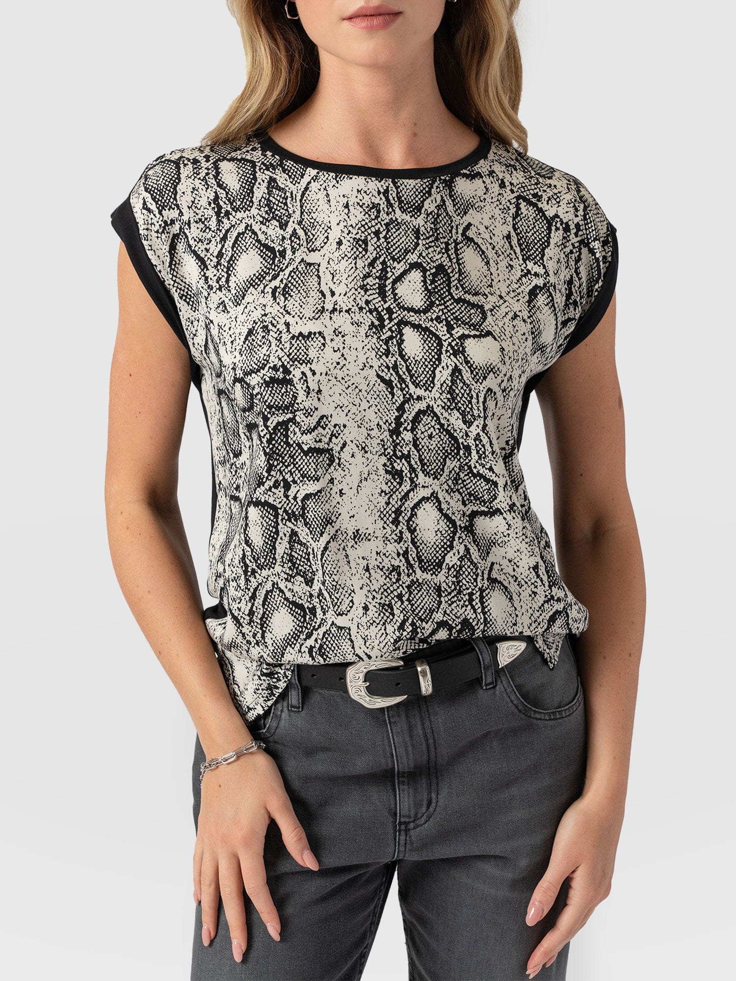 6847-turn-up-contrast-tee-cream-snake-1.jpg