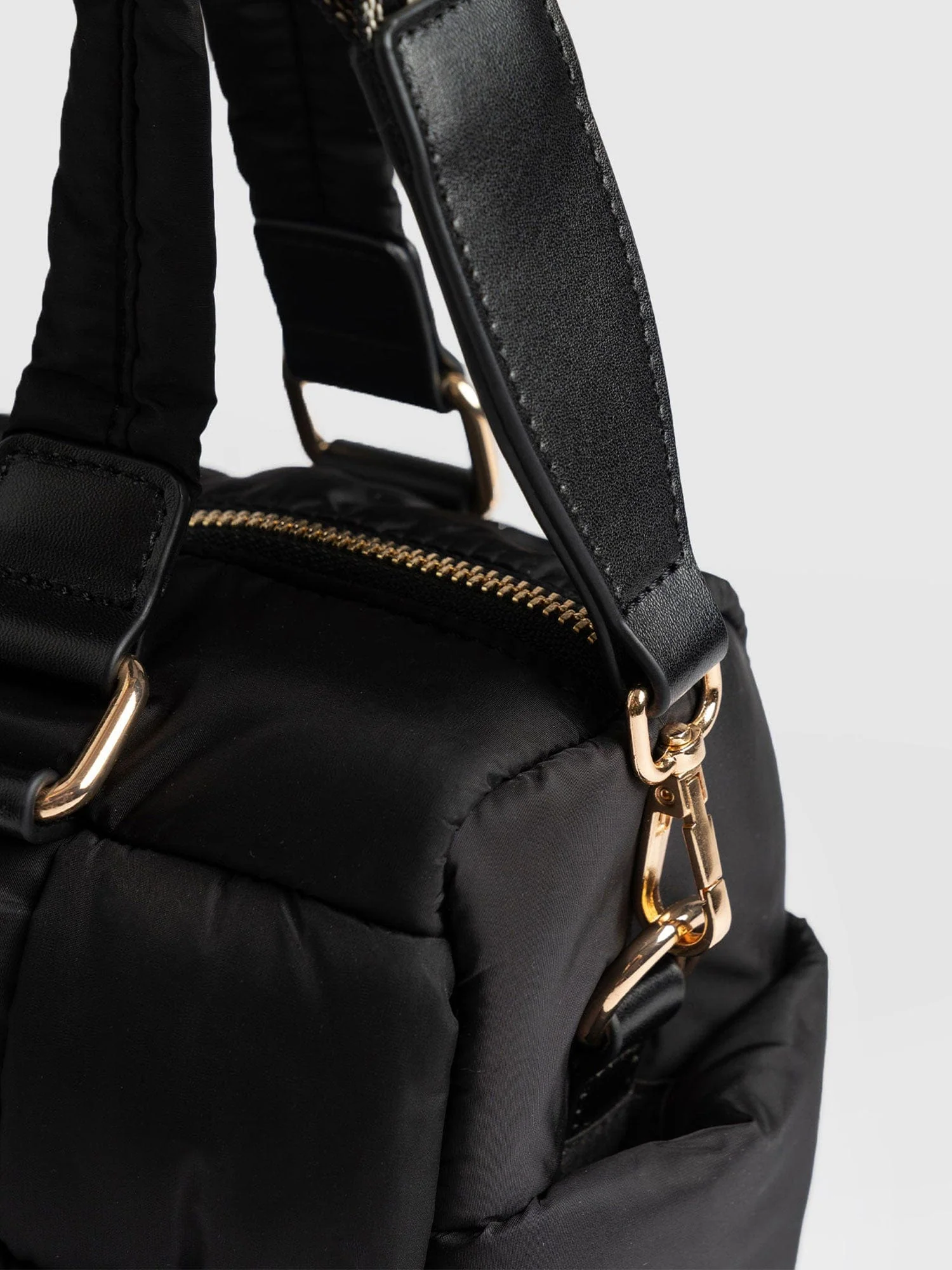 7121-woven-duffle-bag-black-grey-1.webp