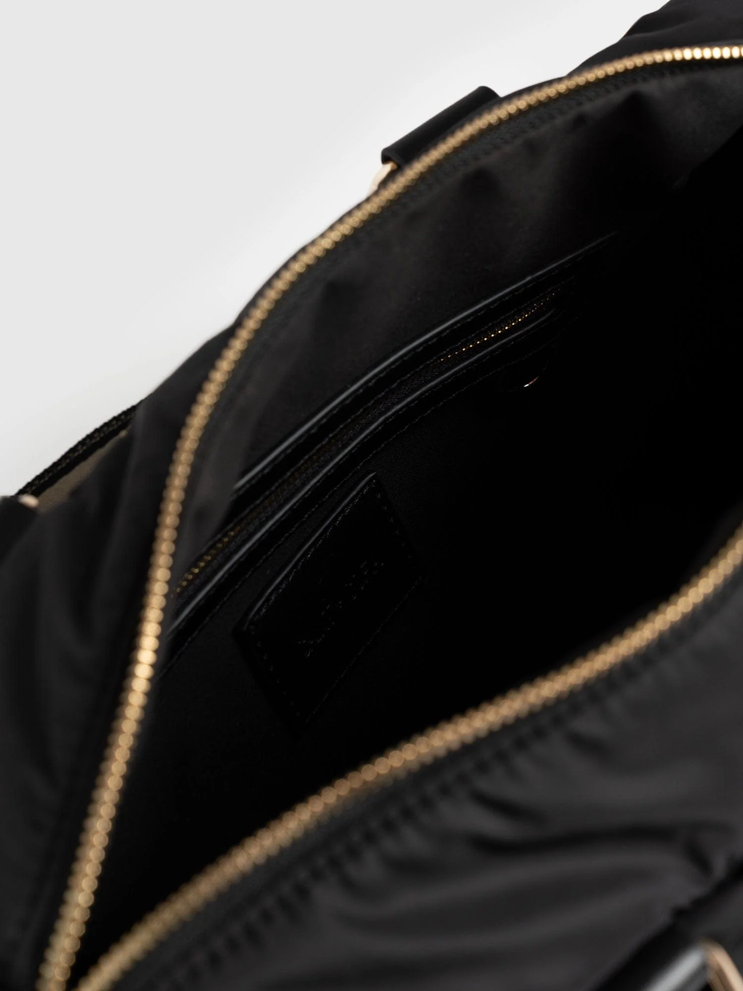 7121-woven-duffle-bag-black-grey-1.webp